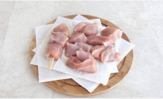 เตรียมเตาย่างด้วยถ่าน วางชิ้นไก่งวงที่หมักไว้บนผ้าเช็ดตัวกระดาษให้แห้งเล็กน้อย จากนั้นถูเนื้อด้วยเนยละลาย