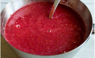 Khi gelatin nở ra, đặt trên lửa và đun cho đến khi mịn, thỉnh thoảng khuấy đều. Làm nguội khối gelatin một chút và thêm từng phần vào dâu tây xay nhuyễn, khuấy đều mọi thứ. Đặt bốn thìa dâu tây xay nhuyễn vào một bát riêng.