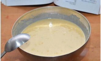 Amasseu la massa fins que quedi suau, trencant tots els grumolls.