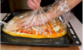 Agafeu una màniga de forn i fixeu una vora. Repartiu els grans d'arròs en una capa uniforme i aboqueu-hi 600 mil·lilitres d'aigua. Afegiu també les rodanxes de ceba, els pebrots i les pastanagues. Afegiu-hi la cúrcuma, el comí, l'agraç i 2 culleradetes de sal. Barregeu suaument el contingut de la màniga i col·loqueu-hi les baquetes de pollastre.Lliga amb força la segona vora de la màniga. Feu diverses punxades a la superfície de la màniga amb un escuradents per permetre que el vapor s'escapi.