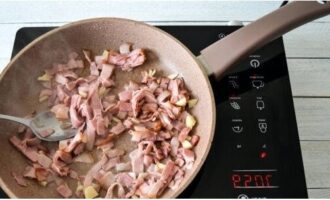 Stek i en halv minut och ta bort baconet. Stek i 5 minuter och ta bort från värmen.