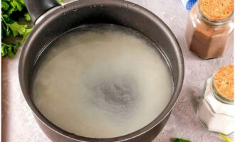 Đổ nước sôi lên cơm và đun trên lửa lớn. 