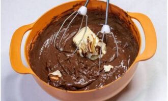 Apoi adăugați unt moale la amestecul de ciocolată-cremă. Se amestecă ganache-ul pe mixerul cu viteză mică.