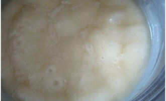 Ilagay ang lalagyan na may pinaghalong cream sa mababang init. Init ang pinaghalong, patuloy na pagpapakilos, hanggang sa kumulo.