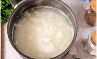 Đun sôi nước lần nữa và hớt hết bọt trên bề mặt. Sau đó giảm nhiệt và tiếp tục nấu trong 12-15 phút. Bạn có thể tìm hiểu thời gian nấu ngũ cốc theo hướng dẫn trên bao bì. Khi nấu, đậy nắp chảo nhưng không đậy nắp hoàn toàn.