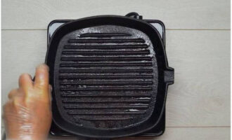 Värm grillpannan väl och smörj ytan med vegetabilisk olja.