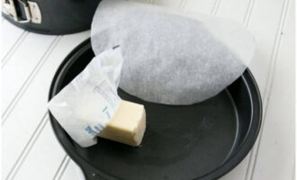 Per a la velocitat i la comoditat, utilitzeu dues paelles de forn. Unteu-los amb mantega i cobriu-los amb paper pergamí.
