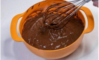 Pentru a se stabiliza, pune ganache-ul de ciocolată la frigider și amestecă din când în când. Il poti pastra 3-5 zile, acoperit cu folie alimentara in contact. Poftă bună!