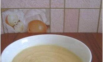 Alisin ang cream mula sa kalan at hayaan itong lumamig nang bahagya. Isang simple at masarap na cake cream ay handa na! Maaari itong magamit upang mag-layer ng mga homemade cake. Bon appetit!