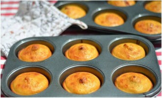 Poseu els motlles al forn preescalfat a 180 graus. Les magdalenes han de daurar-se bé i pujar.