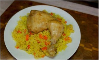 En una hora i mitja, tindreu a taula un plat calent i aromàtic d'arròs i pollastre. Divideix-ho en porcions i serveix per sopar. Bona gana!
