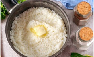 Khi không còn chất lỏng trong chảo nghĩa là cơm đã chín. Để giữ cho nó giòn, hãy rửa sạch bằng nước lạnh. Trước khi ăn, cơm có thể được nêm bơ. Chúc ngon miệng!