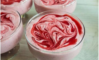 Đặt mousse dâu tây vào bát, thêm dâu tây xay nhuyễn đã để sẵn trước đó lên trên và dùng que tạo thành các đường sọc.