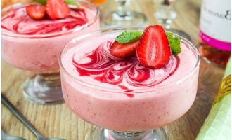 Đặt mousse dâu tây vào tủ lạnh vài giờ cho cứng lại. Trước khi dùng, trang trí với những lát dâu tây và nhánh bạc hà tươi. Chúc ngon miệng!