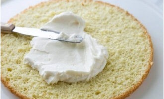 Apliqueu la crema al bescuit en una capa uniforme.