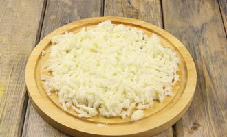 Món salad Mimosa cổ điển với cá đóng hộp rất dễ chế biến. Luộc trứng gà. Xay riêng lòng trắng và lòng đỏ.