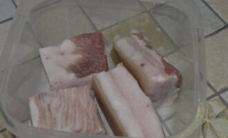 วิธีการดองน้ำมันหมูที่บ้านด้วยกระเทียมอย่างโอชะ? ตัดน้ำมันหมูเป็นชิ้นขนาดกลาง วางไว้ในภาชนะที่สะอาดและแห้ง