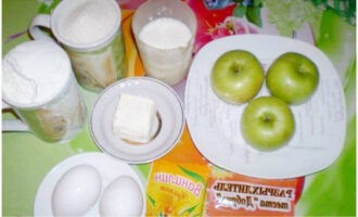 Bánh táo trong lò rất dễ chế biến. Đo tất cả các nguyên liệu làm bánh cùng một lúc, theo tỷ lệ của công thức. Chọn những loại táo chua.