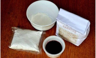 Den klassiska japanska desserten Mochi gjord på rismjöl kan enkelt tillagas hemma. Mät omedelbart upp den grundläggande uppsättningen av ingredienser enligt proportionerna i receptet.
