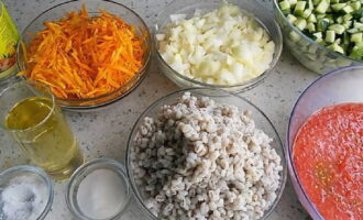 Hur förbereder man picklesoppa för vintern i fingerslickande burkar? Skala grönsakerna, skölj och hacka gurka och lök i små tärningar. Skär morötterna i tunna strimlor och mal tomaterna genom en köttkvarn. Förbered pärlkorn i förväg genom att koka det tills det är halvkokt.