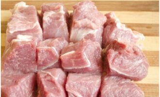 หมูอบเนื้อชุ่มฉ่ำในเตาอบนั้นเตรียมง่ายมาก เราล้างและทำให้เนื้อแห้ง จากนั้นให้หั่นเนื้อชิ้นใหญ่ให้ลึกตลอดเส้นรอบวง ด้วยเหตุนี้เนื้อหมูจึงสามารถหมักได้ดีและออกมาชุ่มฉ่ำมากขึ้น