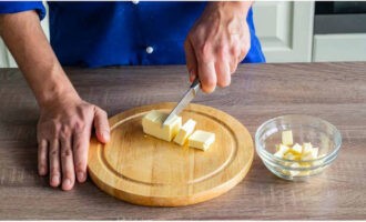 Biscuiții la cuptor pot fi pregătiți cu ușurință acasă. Tăiați untul cubulețe și lăsați-l 30 de minute la temperatura camerei să se înmoaie.