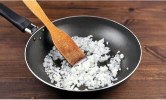 Pastele clasice bleumarin cu carne tocată la tigaie sunt foarte ușor de preparat. Curățați ceapa și tocați-o mărunt, căliți-o în ulei de floarea soarelui timp de 3-4 minute, adesea folosind o spatulă.