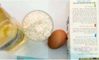 Cum să gătești clătite clasice cu lapte? Folosind o cântare gram de bucătărie, măsurați cantitatea necesară de ingrediente uscate și lichide.
