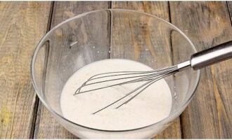 Adjarian Khachapuri is gemakkelijk thuis te bereiden. Verwarm de melk en het water tot het warm is en meng met gist, zout en kristalsuiker. Laat ongeveer 10 minuten staan.
