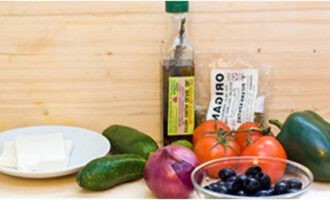 Een klassieke Griekse salade kan eenvoudig thuis worden bereid met een stapsgewijs recept. Bereid eerst, volgens de verhoudingen van het recept, alle ingrediënten voor de Griekse salade; ze moeten koud zijn. Spoel de groenten af ​​en droog ze met een servet.