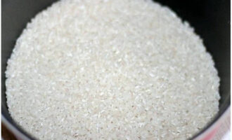 Onigiri có thể dễ dàng chuẩn bị ở nhà. Đo lượng gạo cần thiết và đun sôi trong nước. Nấu khoảng 15 phút thì tắt bếp và đậy nắp ủ thêm 20 phút nữa.
