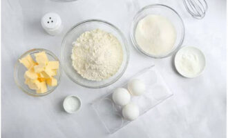 De klassieke cupcake is gemakkelijk thuis te bereiden. Wij zullen de benodigde producten bereiden volgens de lijst. Snijd de boter in stukjes en laat ze een beetje zacht worden.