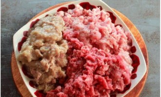 Klassiska dumplings är lätta att tillaga hemma.Vi tvättar två typer av kött och mal dem genom en köttkvarn tillsammans med lök.
