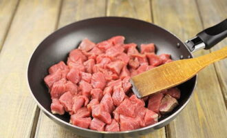 Món goulash thịt bò với nước sốt trong chảo rán rất dễ chế biến. Rửa thịt thật sạch và thấm khô bằng khăn giấy. Cắt thành những khối vuông vừa và cho vào chảo rán với dầu hướng dương nóng, chiên trên lửa cao.