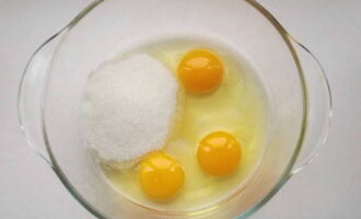 แพนเค้กเขียวชอุ่มที่ทำจาก kefir และโซดานั้นเตรียมง่ายมาก แบ่งไข่ไก่ลงในชามลึก ใส่น้ำตาลแล้วตีให้เข้ากัน แพนเค้กเขียวชอุ่มที่ทำจาก kefir และโซดานั้นเตรียมง่ายมาก แบ่งไข่ไก่ลงในชามลึก ใส่น้ำตาลแล้วตีให้เข้ากัน