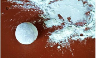 Forma all mochi till små prydliga bollar och rulla i stärkelse.