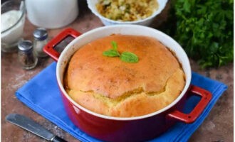 Placinta cu jeleu de chefir la cuptor cu varza este gata. Adu deliciul la masă!