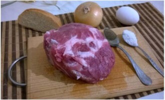 Klassieke schnitzels zijn heel eenvoudig te bereiden. Bereid alle benodigde producten voor.
