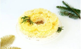 Díszítsd az előételt ananásszal és fenyőmaggal. Kész a csirke saláta! Jó étvágyat kívánunk!