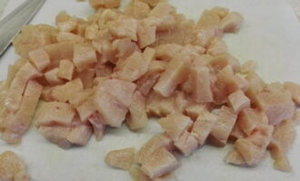 Talleu el filet de pollastre.