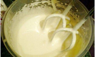 Trong tô trộn có máy trộn ở tốc độ cao, đánh trứng và đường cho đến khi mịn và đánh trong ít nhất 10 phút.