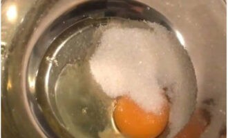 Đường được đổ vào đó và dùng nĩa hoặc máy đánh trứng, không phải máy trộn, những nguyên liệu này chỉ cần trộn cho đến khi đường tan.