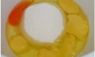 Đập trứng vào hộp sâu và đổ toàn bộ phần đường cát vào.