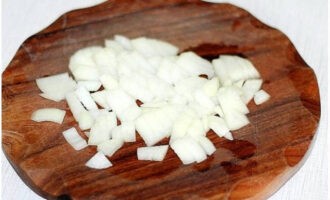 Gọt vỏ hành tây và cắt thành khối nhỏ.