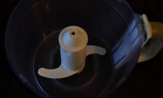 Het is handig om dit deeg te kneden in een keukenmachine met een plastic mesopzetstuk. Het is handig om dit deeg te kneden in een keukenmachine met een plastic mesopzetstuk.