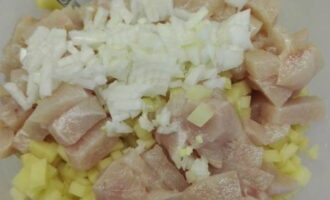 Picar la ceba. Combina tots els productes en un bol profund.