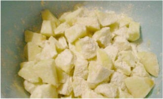 Gọt vỏ táo, cắt thành từng miếng có hình dạng bất kỳ và cuộn đều trong 1-2 muỗng canh. thìa bột mì.