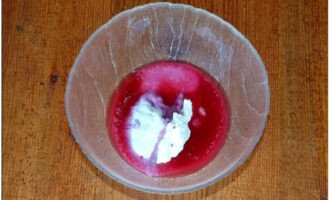 Blanda bärjuice, och i detta recept blåbärsjuice, med rent vatten och häll i risblandningen.