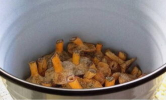 Kumuha ng malinis na enamel bucket, magbuhos ng kaunting asin sa ilalim at ilagay ang malinis na takip ng gatas ng safron pababa. Budburan ang mga ito nang pantay-pantay ng isang kutsara ng asin at magdagdag ng pinong tinadtad na bawang.