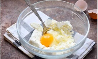 Đập một quả trứng gà vào phô mai.